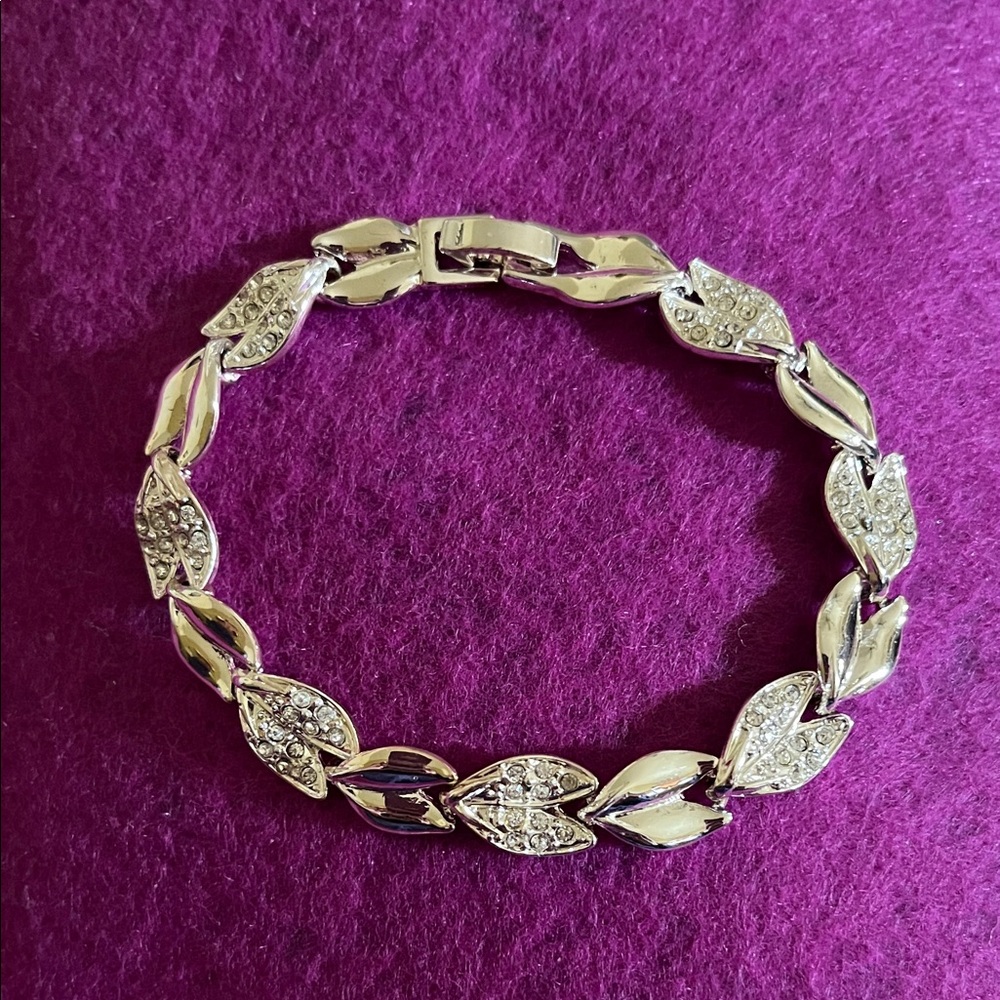 Elegant Silver Tone Metal Rhinestone Leaf Tulip Flower Motif link 7.5” Bracelet